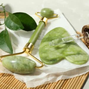 Zen Arôme, beauté bio, rouleau en jade, jade, cristal, quartz, jade vert, jade blanc, roller, rouleau, roller en jade, gua sha, médecine chinoise, yoga du visage